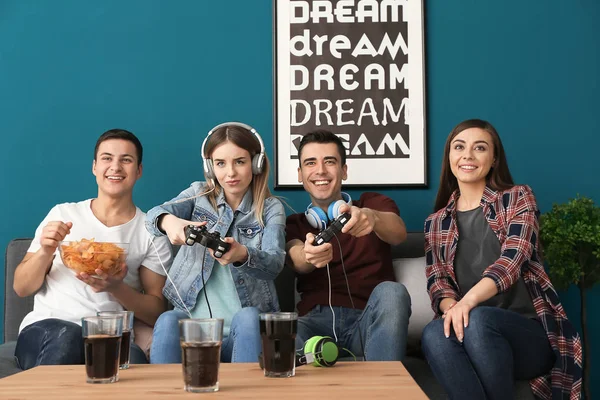 Молоді Люди Грають Відеоігри Вдома — стокове фото