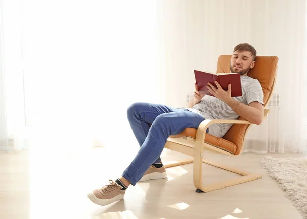 Joven Leyendo Libro Casa — Foto de Stock