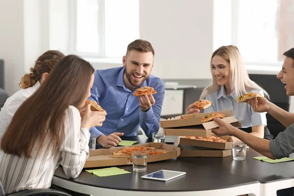 Jovens Comendo Pizza Mesa Escritório — Fotografia de Stock