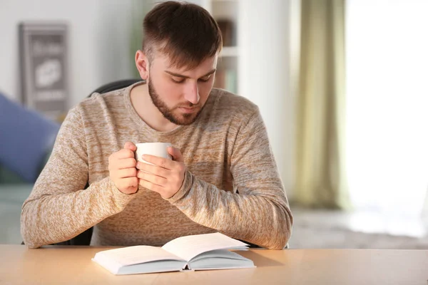 Joven Leyendo Libro Casa — Foto de Stock