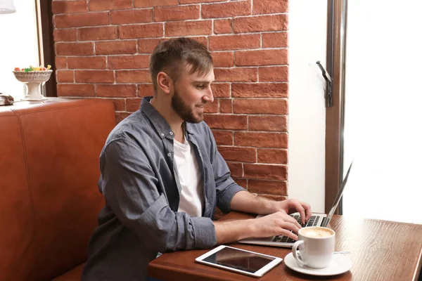 Young Freelancer Laptop Working Cafe — Stock Photo, Image