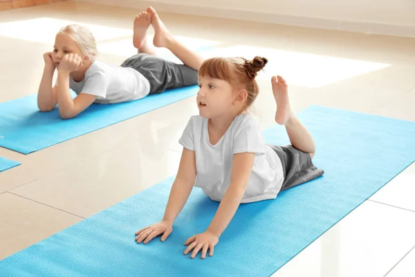 Bambini Piccoli Che Praticano Yoga Chiuso — Foto Stock