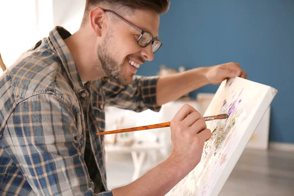 Artista Masculino Pintando Taller — Foto de Stock