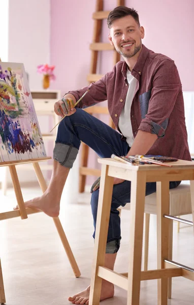 Artista Masculino Pintando Taller — Foto de Stock