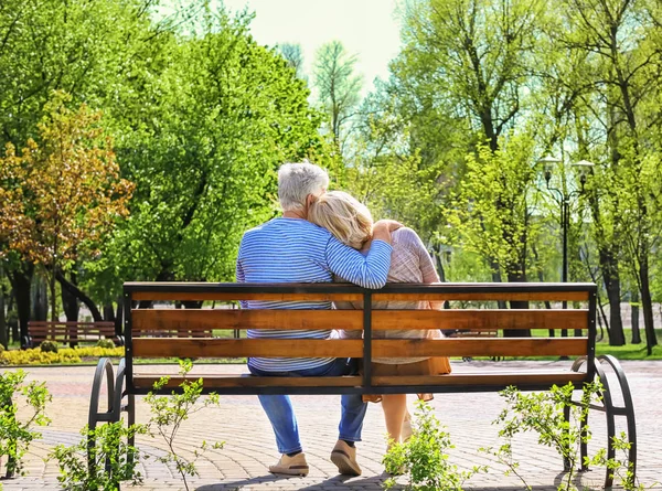 Couple Âge Mûr Reposant Dans Parc Jour Printemps — Photo