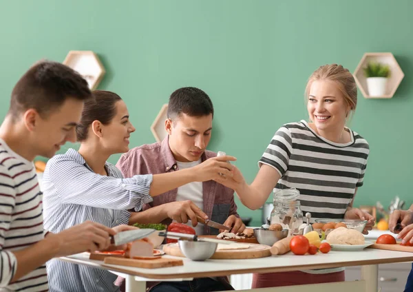 Freunde Kochen Gemeinsam Der Küche — Stockfoto