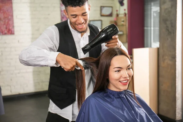 Professionele Kapper Werken Met Client Schoonheidssalon — Stockfoto