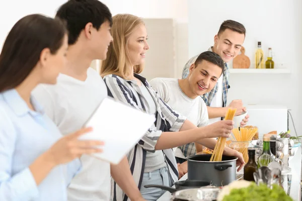 Amigos Cocinando Juntos Cocina — Foto de Stock