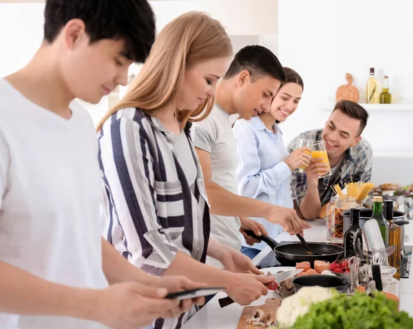 Freunde Kochen Gemeinsam Der Küche — Stockfoto