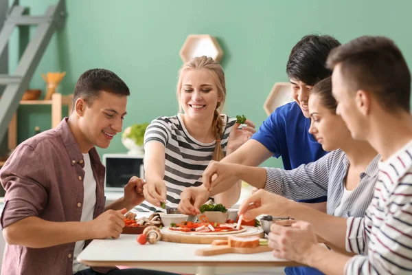 Freunde Kochen Gemeinsam Der Küche — Stockfoto