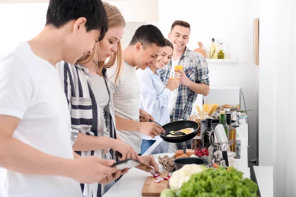 Freunde Kochen Gemeinsam Der Küche — Stockfoto