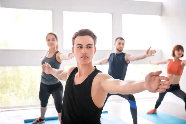 Grupo Deportistas Practicando Yoga Interiores — Foto de Stock