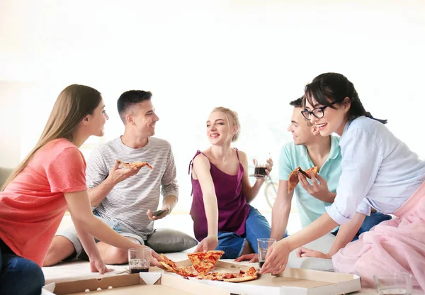 Gençler lezzetli pizza kapalı ile partide eğleniyor