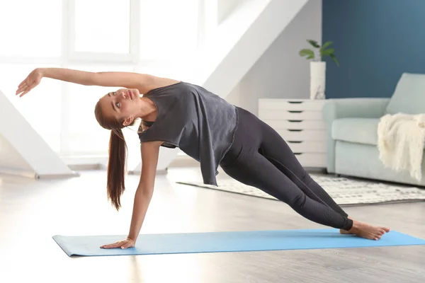 Mujer Joven Practicando Yoga Casa — Foto de Stock