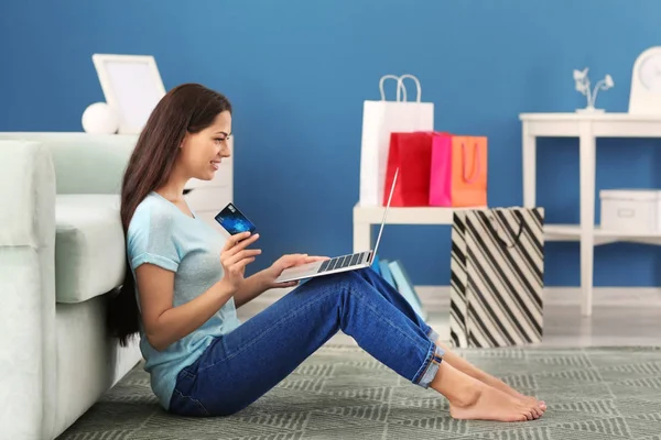 Young Woman Shopping Online Credit Card Laptop Home — Stock Photo, Image