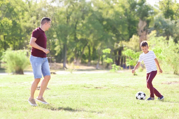 Jongetje Met Zijn Vader Buiten Voetballen — Stockfoto