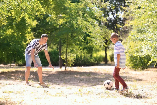 Niño Pequeño Con Padre Jugando Fútbol Aire Libre —  Fotos de Stock