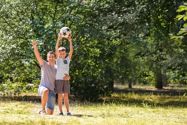 Bambino Suo Padre Con Pallone Calcio All Aperto — Foto Stock