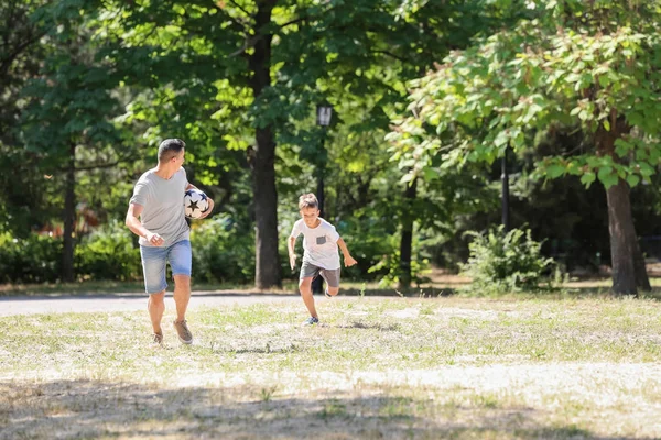 Açık Havada Futbol Oynarken Babası Olan Küçük Çocuk — Stok fotoğraf