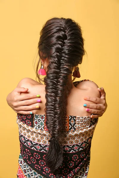 Hermosa Joven Con Manicura Profesional Sobre Fondo Color — Foto de Stock