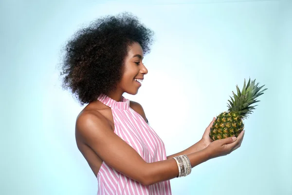 Schöne Afroamerikanische Frau Mit Ananas Auf Farbigem Hintergrund — Stockfoto