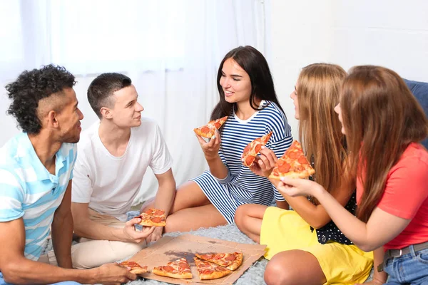 Jonge Mensen Plezier Feestje Met Heerlijke Pizza Binnenshuis — Stockfoto