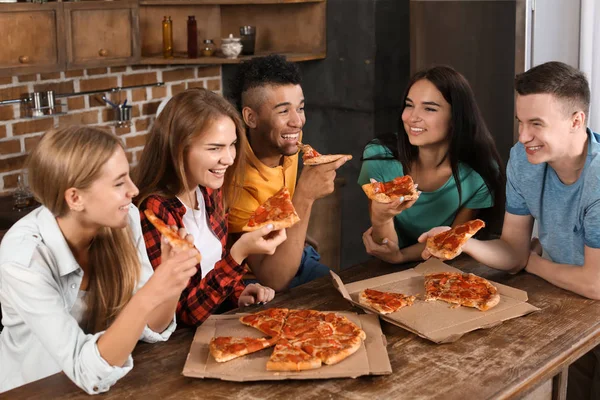 Jonge Mensen Plezier Feestje Met Heerlijke Pizza Binnenshuis — Stockfoto