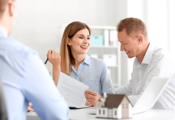 Schönes Paar Mit Immobilienmakler Büro — Stockfoto