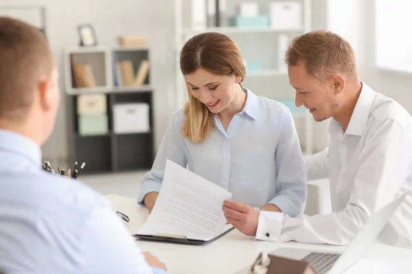 Schönes Paar Mit Immobilienmakler Büro — Stockfoto