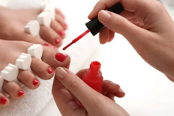 Mujer Joven Recibiendo Pedicura Profesional Salón Belleza Primer Plano —  Fotos de Stock