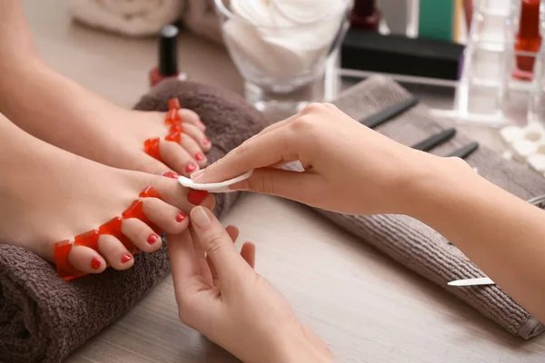 Jovem Mulher Recebendo Pedicure Profissional Salão Beleza Close — Fotografia de Stock