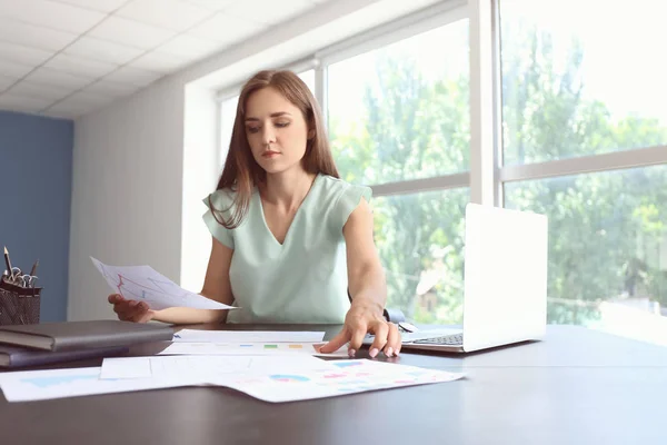 Young Businesswoman Working Office — Stock Photo, Image