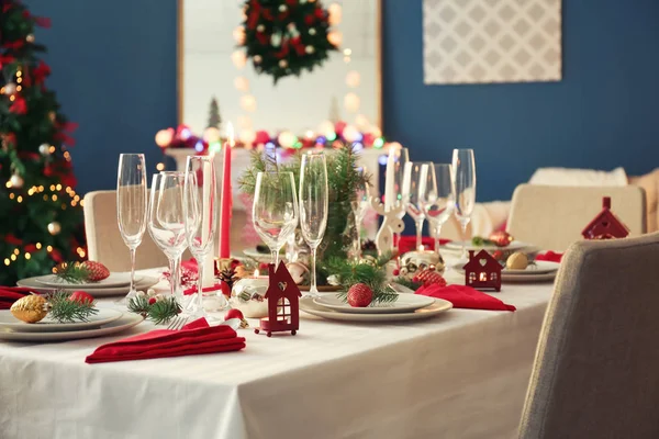 Elegáns Asztali Környezetet Égő Gyertyák Karácsonyi Díszek — Stock Fotó