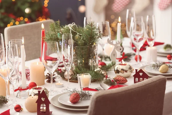 Configuração Mesa Elegante Com Velas Chamas Decorações Natal — Fotografia de Stock