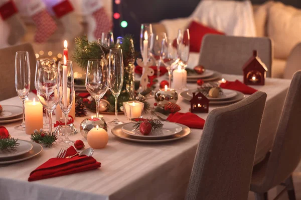 Configuração Mesa Elegante Com Velas Chamas Decorações Natal — Fotografia de Stock