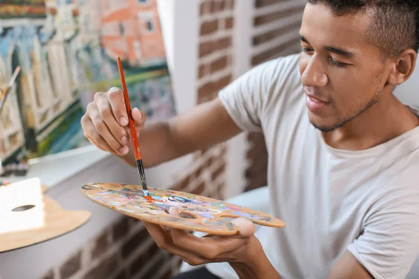 Joven Artista Afroamericano Pintando Cuadro Taller —  Fotos de Stock