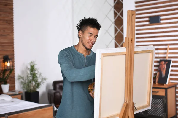 Ung Afroamerikansk Konstnär Målning Bild Hemma — Stockfoto