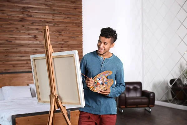 Νέοι Αφρικανικός Αμερικανός Καλλιτέχνης Ζωγραφική Εικόνα Στο Σπίτι — Φωτογραφία Αρχείου
