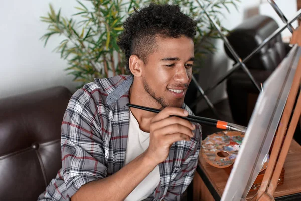 Joven Artista Afroamericano Pintando Cuadro Taller —  Fotos de Stock