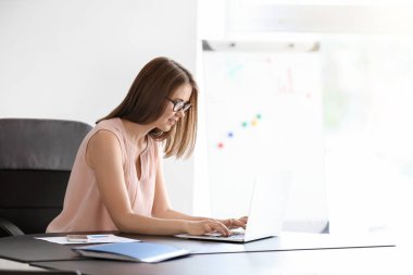 Ofiste çalışan genç iş kadını.