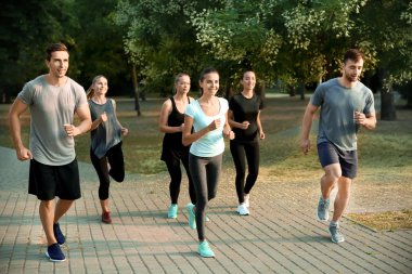 Grup açık havada çalışan sportif insan