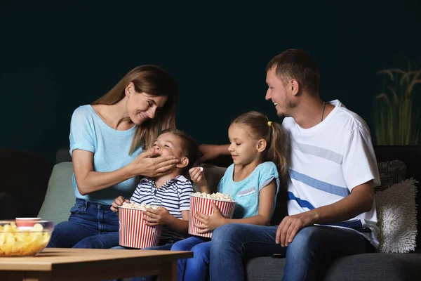 Lycklig Familj Äta Popcorn Och Titta Kväll — Stockfoto