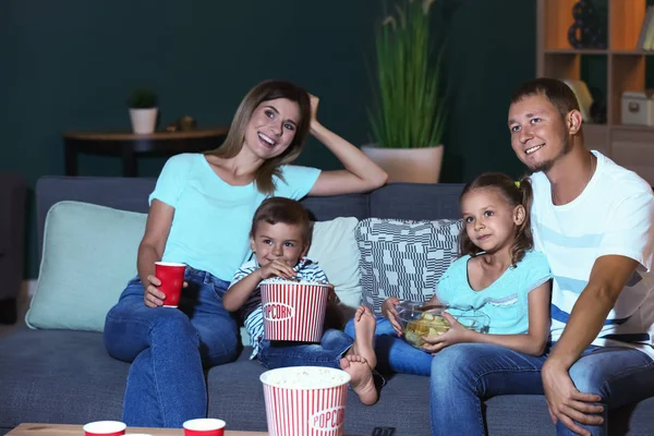 Glückliche Familie Isst Popcorn Während Sie Abends Fernsieht — Stockfoto