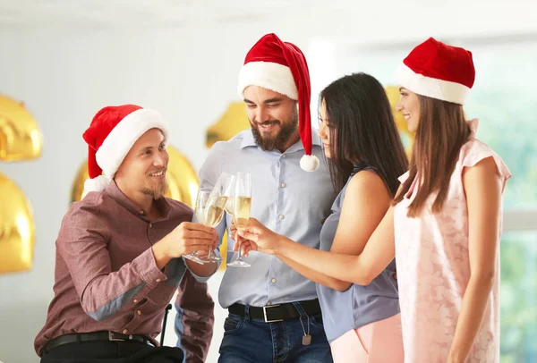 Jeunes Avec Des Verres Champagne Célébrant Noël Fête Entreprise Bureau — Photo