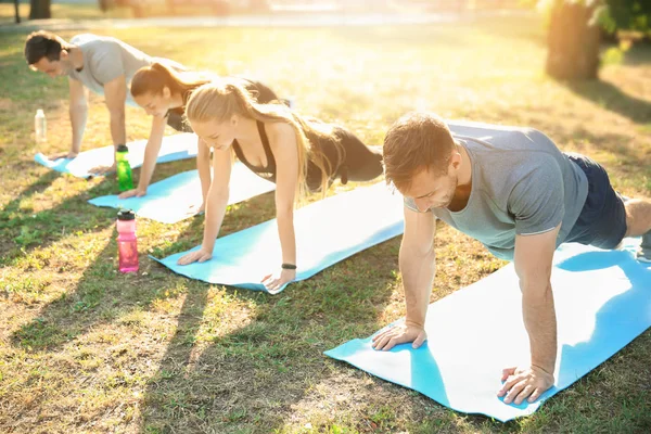 Grupp Sportiga Människor Utbildning Park — Stockfoto