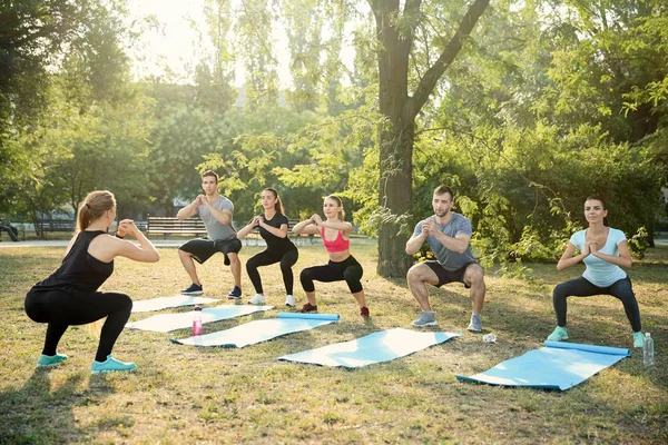 Grupo Deportistas Entrenando Parque — Foto de Stock