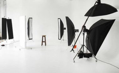 Profesyonel ekipmanlı modern fotoğraf stüdyosunun içi.