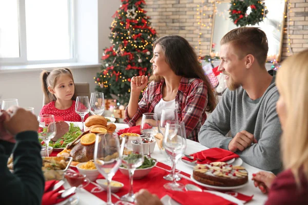 Glad Familj Som Äter Julmiddag Hemma — Stockfoto