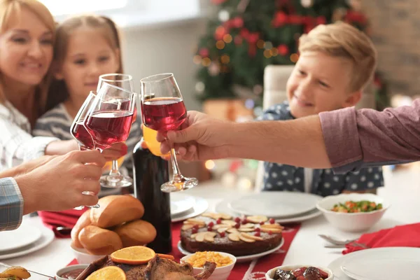 Happy Family Clinking Glasses Christmas Dinner Home — Stock Photo, Image