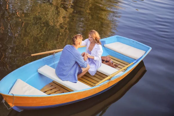 Bonito Jovem Casal Ter Romântico Data Barco — Fotografia de Stock